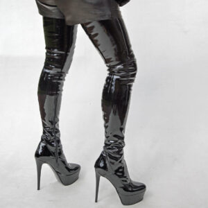 Extralanger schwarzer Overknee Lackstiefel mit Plateau