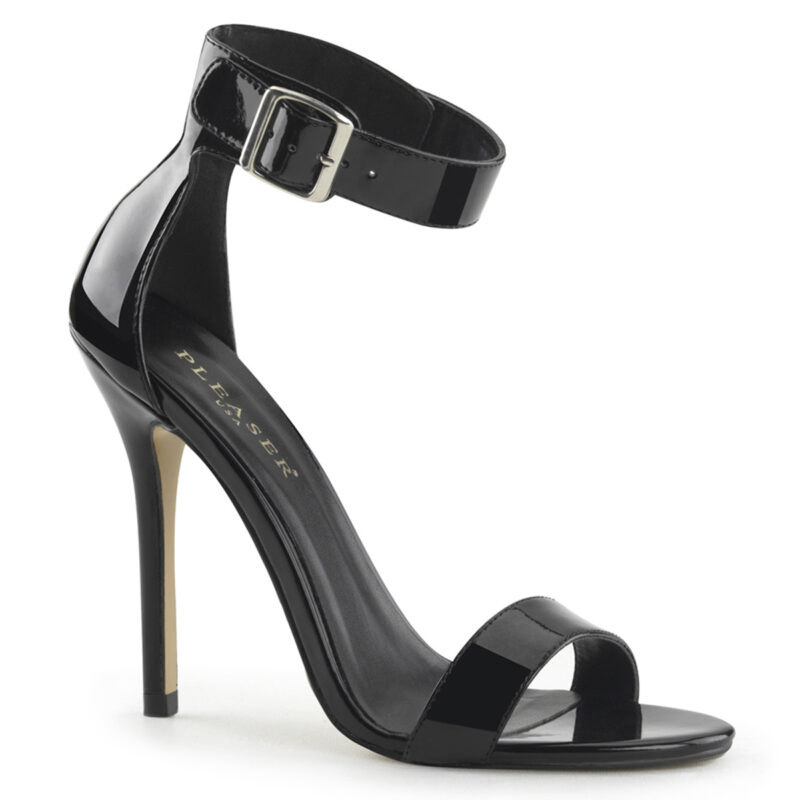High Heel Sandalette in schwarz Lack mit breitem Fesselriemchen und grosser silberfarbener Schnalle als Verschluss mit 12,5 cm hohem Absatz.
