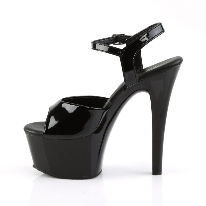 Riemchen Sandalette in schwarz Lack mit schwarzem Plateau und einer weichgepolsterten Kunstleder Innensohle.