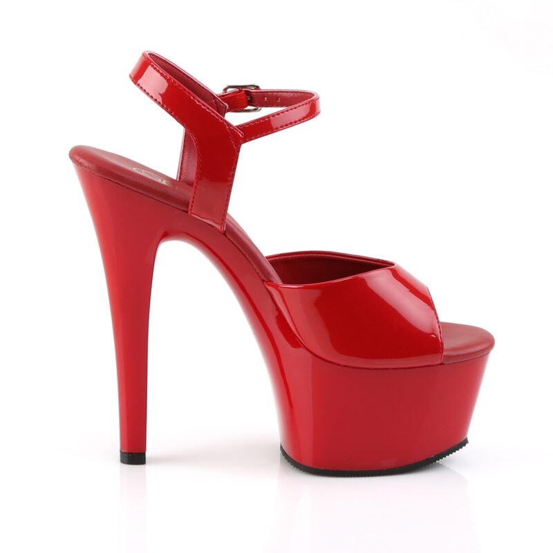 High Heel Riemchensandalette mit Plateau in rot Lack, man schaut auf die rechte Seite.
