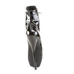 Schwarze High Heel Ballettstiefelette mit Schnürung von hinten gesehen.