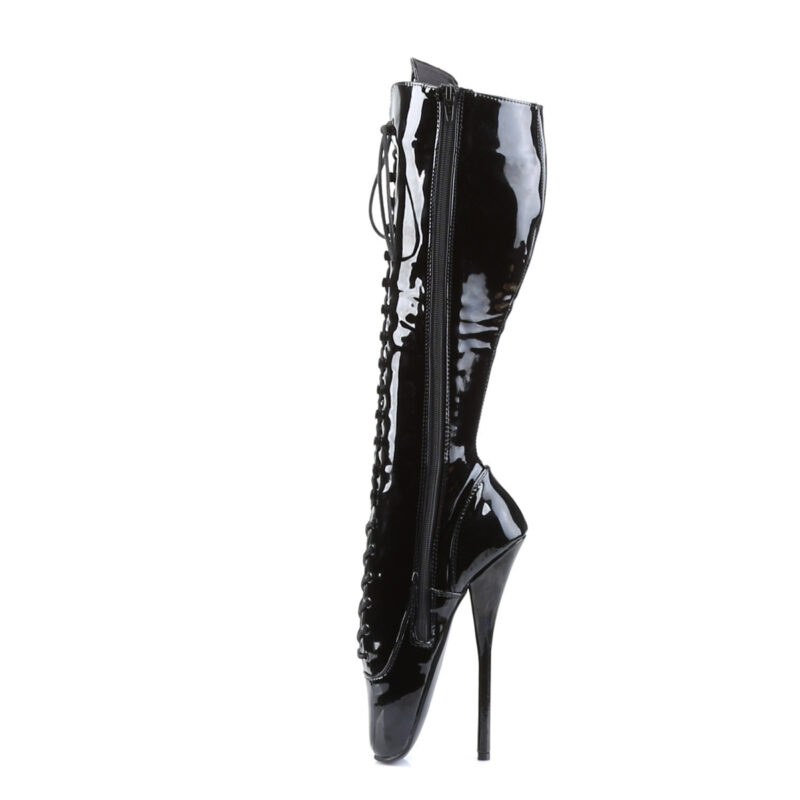 Schwarze hohe Ballettkniestiefel mit Schnürung und hohen Absätzen von der linken Seite gesehen.