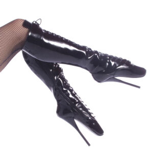 Schwarze hohe Lack Ballettkniestiefel mit Schnürung und hohen Absätzen, getragen mit Netzstrumpfhose.