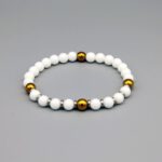 Herren Perlen Armband mit runden Jade Natursteinperlen in weiss und goldfarbenen Hematite Perlen.