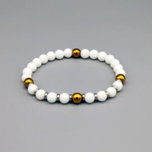 Herren Perlen Armband mit runden Jade Natursteinperlen in weiss und goldfarbenen Hematite Perlen.