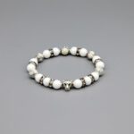 Damen Perlen Armband mit runden weißen Jade Natursteinperlen und Strass Rondellen, sowie silberfarbenen Mini Discs und einem Leopardenkopf. 