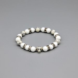 Damen Perlen Armband mit runden weißen Jade Natursteinperlen und Strass Rondellen, sowie silberfarbenen Mini Discs und einem Leopardenkopf. 