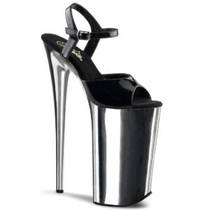 Extrem High Heels Riemchen Sandalette in schwarz Lack mit 25 cm Absatz, 16 cm silber verchromtes Plateau und weichgepolsterte Innensohle aus Leder.