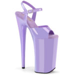 Extrem High Heels Riemchen Sandalette in lavendel Lack mit 25 cm Absatz, 16 cm Plateau und weichgepolsterte Innensohle aus Leder.