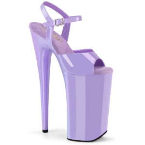 Extrem High Heels Riemchen Sandalette in lavendel Lack mit 25 cm Absatz, 16 cm Plateau und weichgepolsterte Innensohle aus Leder.