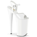 Extrem High Heels Riemchen Sandalette in weiß Lack mit 25 cm Absatz, 16 cm Plateau und weichgepolsterte Innensohle aus Leder.