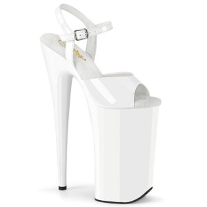 Extrem High Heels Riemchen Sandalette in weiß Lack mit 25 cm Absatz, 16 cm Plateau und weichgepolsterte Innensohle aus Leder.