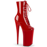 Extrem High Heels Stiefelette in rot Lack mit 25 cm Absatz, 16 cm Plateau, sowie Schnürung und Reißverschluss.