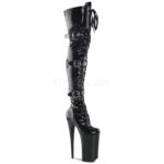 Extrem High Heels Overknee Stiefel in schwarz Lack mit 25 cm Absatz, 16 cm Plateau, sowie Schnürung und 3 Schnallen am Schaft.