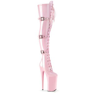 Extrem High Heels Overknee Stiefel in baby pink Lack mit 25 cm Absatz, 16 cm Plateau, sowie Schnürung und 3 Schnallen am Schaft.