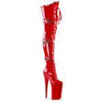 Extrem High Heels Overknee Stiefel in rot Lack mit 25 cm Absatz, 16 cm Plateau, sowie Schnürung und 3 Schnallen am Schaft.