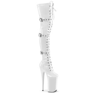 Extrem High Heels Overknee Stiefel in weiß Kunstleder mit 25 cm Absatz, 16 cm Plateau, sowie Schnürung und 3 Schnallen am Schaft.