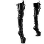Absatzlose Heelless Plateau Overknee Stiefel CRAZE-3028 aus schwarzem Stretchlack mit Schnürung und Schnallen, an der Ferse 20 cm hoch und 7,6 cm Plateau.