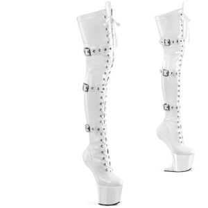 Absatzlose Heelless Plateau Overknee Stiefel CRAZE-3028 aus weissem Stretchlack mit Schnürung und Schnallen, an der Ferse 20 cm hoch und 7,6 cm Plateau.