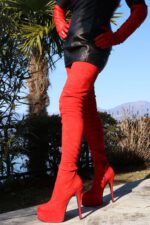 Italienischer Overkneestiefel mit eingearbeitetem Plateau von Miceli - Made in Italy, Absatz 15 cm, Plateau 5 cm, in rotem Stretch Alcantara.