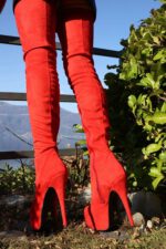 Italienischer Overkneestiefel mit eingearbeitetem Plateau von Miceli - Made in Italy, Absatz 15 cm, Plateau 5 cm, in rotem Stretch Alcantara.