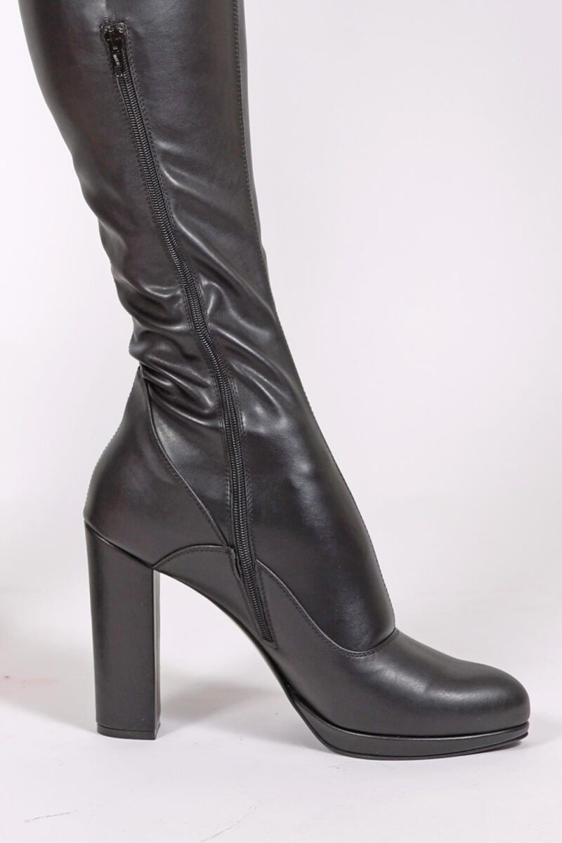 Extralanger Overknee Stiefel in schwarz Stretchkunstleder mit 12 cm hohem Blockabsatz und 1 cm Mini-Plateau, sowie einem kurzem Reißverschluss.