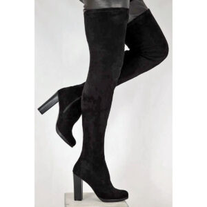 Overknee Stiefel in schwarzem Stretchvelour mit 12 cm hohem Blockabsatz und 1 cm Mini-Plateau, sowie einem kurzem Reißverschluss.