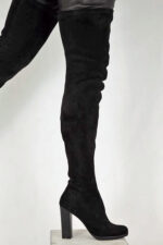 Overknee Stiefel in schwarzem Stretchvelour mit 12 cm hohem Blockabsatz und 1 cm Mini-Plateau, sowie einem kurzem Reißverschluss.