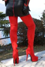 Italienischer Overkneestiefel mit eingearbeitetem Plateau von Miceli - Made in Italy, Absatz 15 cm, Plateau 5 cm, in rotem Stretch Alcantara.