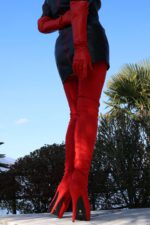 Italienischer Overkneestiefel mit eingearbeitetem Plateau von Miceli - Made in Italy, Absatz 15 cm, Plateau 5 cm, in rotem Stretch Alcantara.