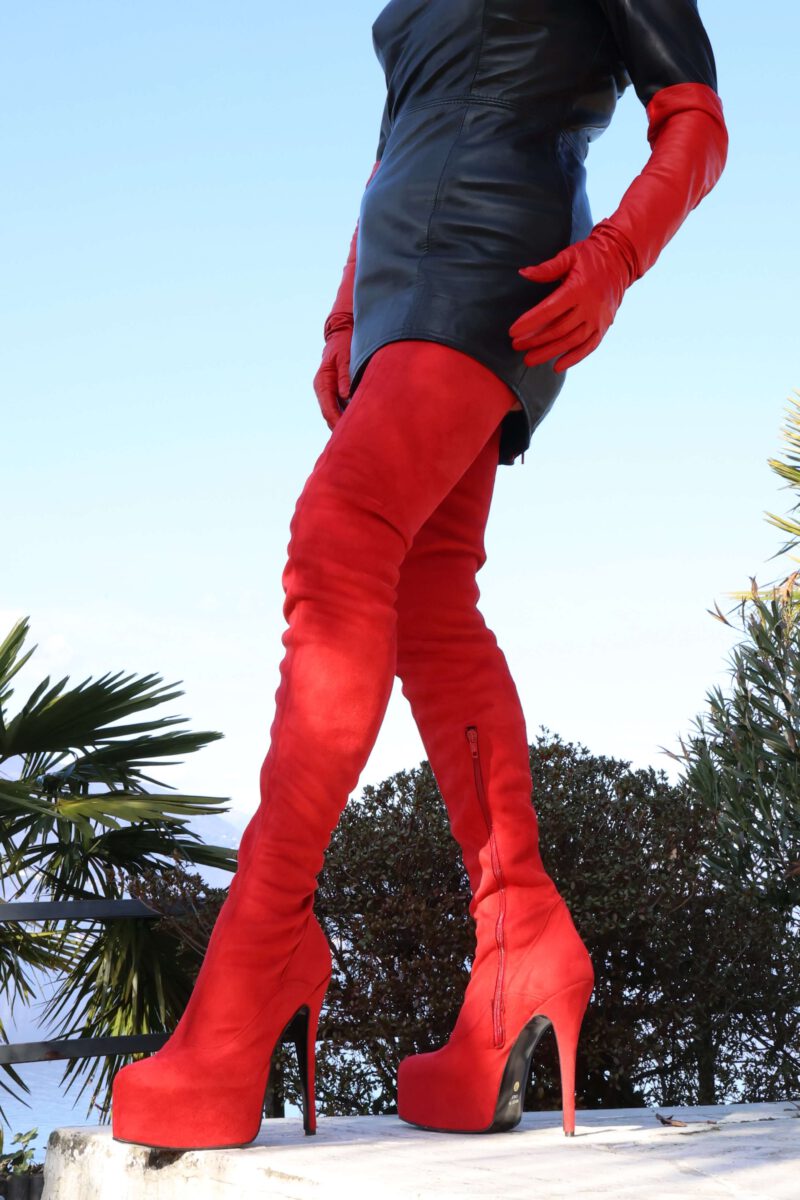 Italienischer Overkneestiefel mit eingearbeitetem Plateau von Miceli - Made in Italy, Absatz 15 cm, Plateau 5 cm, in rotem Stretch Alcantara.