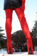 Italienischer Overkneestiefel mit eingearbeitetem Plateau von Miceli - Made in Italy, Absatz 15 cm, Plateau 5 cm, in rotem Stretch Alcantara.