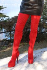 Italienischer Overkneestiefel mit eingearbeitetem Plateau von Miceli - Made in Italy, Absatz 15 cm, Plateau 5 cm, in rotem Stretch Alcantara.