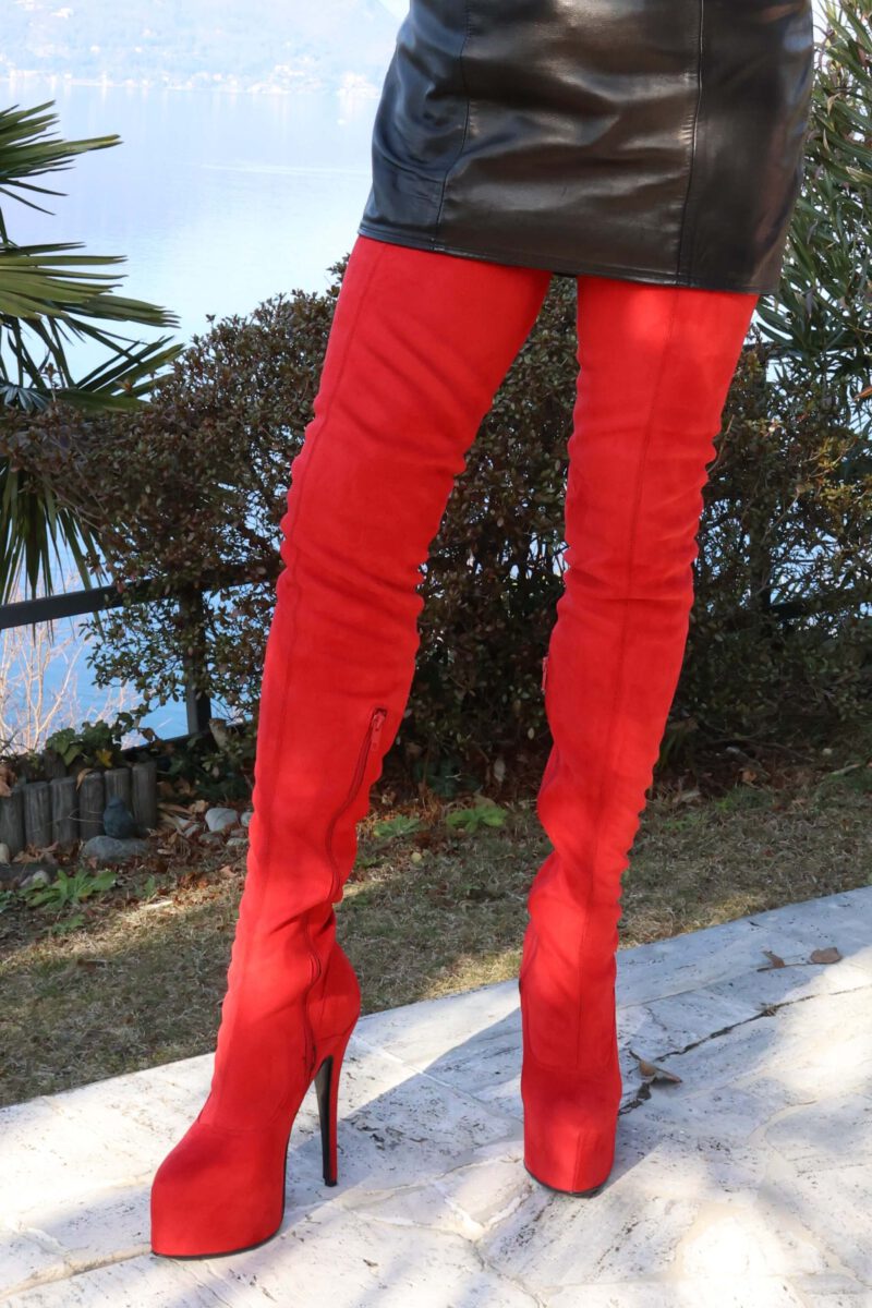 Italienischer Overkneestiefel mit eingearbeitetem Plateau von Miceli - Made in Italy, Absatz 15 cm, Plateau 5 cm, in rotem Stretch Alcantara.