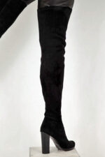 Overknee Stiefel in schwarzem Stretchvelour mit 12 cm hohem Blockabsatz und 1 cm Mini-Plateau, sowie einem kurzem Reißverschluss.