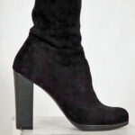 Overknee Stiefel in schwarzem Stretchvelour mit 12 cm hohem Blockabsatz und 1 cm Mini-Plateau, sowie einem kurzem Reißverschluss.
