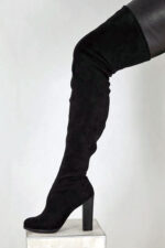 Overknee Stiefel in schwarzem Stretchvelour mit 12 cm hohem Blockabsatz und 1 cm Mini-Plateau, sowie einem kurzem Reißverschluss.