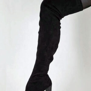 Overknee Stiefel in schwarzem Stretchvelour mit 12 cm hohem Blockabsatz und 1 cm Mini-Plateau, sowie einem kurzem Reißverschluss.