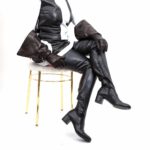 Sehr langer Stretch Overknee Stiefel im 60er Jahre Look von Miceli-Made in Italy. schwarz Kunstleder mit 5 cm Blockabsatz.