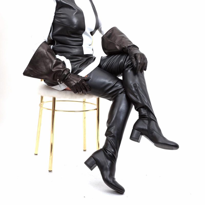 Sehr langer Stretch Overknee Stiefel im 60er Jahre Look von Miceli-Made in Italy. schwarz Kunstleder mit 5 cm Blockabsatz.