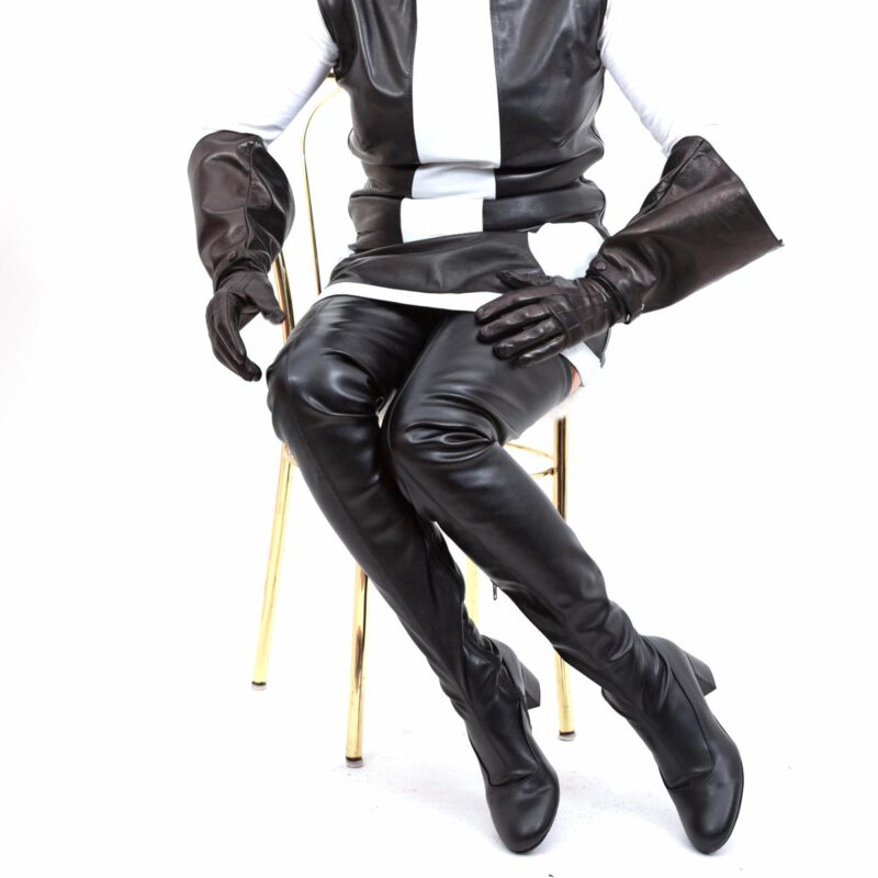 Sehr langer Stretch Overknee Stiefel im 60er Jahre Look von Miceli-Made in Italy. schwarz Kunstleder mit 5 cm Blockabsatz.