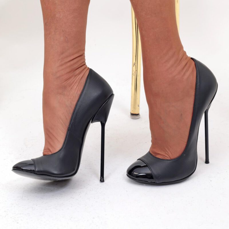 High Heels schwarz Leder mit schwarz lackiertem Stilettoabsatz und schwarzer runder Lackkappe vorne von MICELI - Made in Italy.