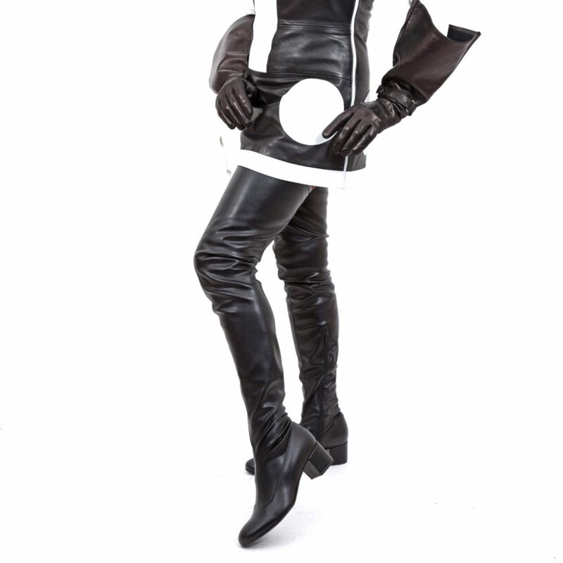 Sehr langer Stretch Overknee Stiefel im 60er Jahre Look von Miceli-Made in Italy. schwarz Kunstleder mit 5 cm Blockabsatz.