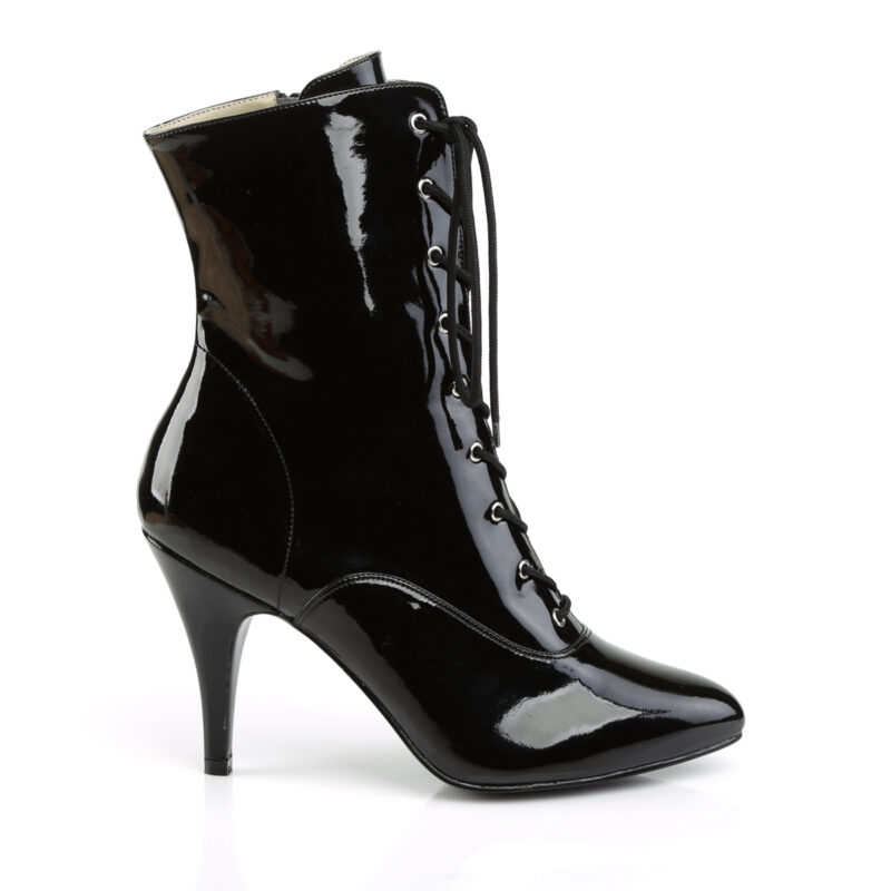 Elegante High-Heel Stiefeletten von Pleaser USA aus Lackleder-Imitat mit Schnürung und zusätzlichem Reißverschluss an der Innenseite und 10 cm Absatz.