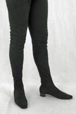 Sehr langer Karree Velour Overknee Stiefel im 60er Jahre Look von Miceli-Made in Italy, schwarz Stretchvelour mit 3 cm Blockabsatz.