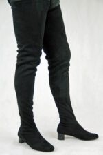 Sehr langer Velour Overknee Stiefel im 60er Jahre Look von Miceli-Made in Italy, schwarz Stretchvelour mit 5 cm Blockabsatz.