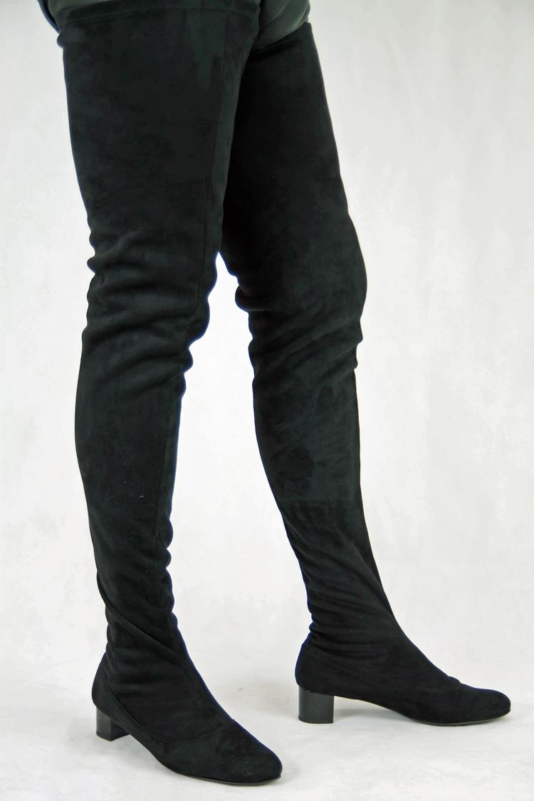 Sehr langer Velour Overknee Stiefel im 60er Jahre Look von Miceli-Made in Italy, schwarz Stretchvelour mit 5 cm Blockabsatz.