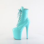 Stiefelette in aqua Lack mit Schnürung, 20 cm hohem Absatz und 10 cm Plateau von Pleaser.