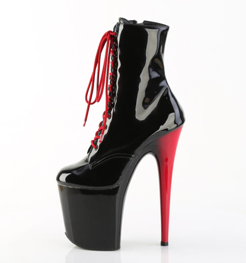 Zweifarbige Stiefelette schwarz Lack mit roter Schnürung, rotem 20 cm hohem Absatz und 10 cm Plateau von Pleaser.