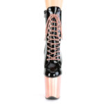 Stiefelette in schwarz Lack mit Schnürung, 20 cm hohem Absatz und 10 cm rose gold Chrom Plateau von Pleaser.